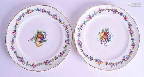 A FINE PAIR OF 18TH CENTURY SEVRES PORCELAIN PLATES