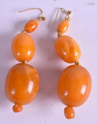 A PAIR OF AMBER BEAD EARRINGS. 7.5 cm long & weight 19