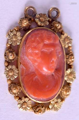 AN EARLY 20TH CENTURY YELLOW METAL CORAL INSET PENDANT,