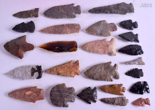 A COLLECTION OF ANTIQUE ARROW HEAD FLINTS. (qty)