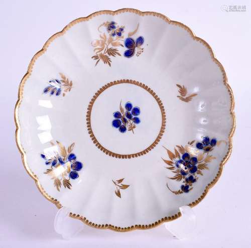 AN 18TH CENTURY WORCESTER SAUCER painted with gold and