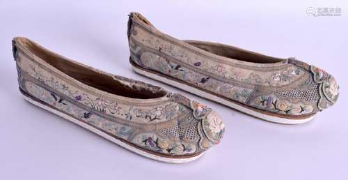 A PAIR OF EARLY 20TH CENTURY CHINESE SILKWORK SHOES. 24