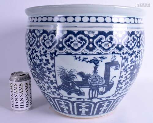 A LARGE 19TH CENTURY CHINESE BLUE AND WHITE JARDINIÈRE