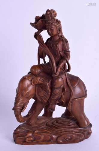 AN EARLY 20TH CENTURY CHINESE CARVED BOXWOOD FIGURE OF