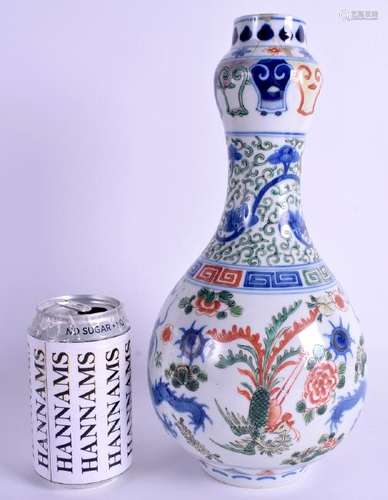 A 19TH CENTURY CHINESE WUCAI PORCELAIN GARLIC NECK