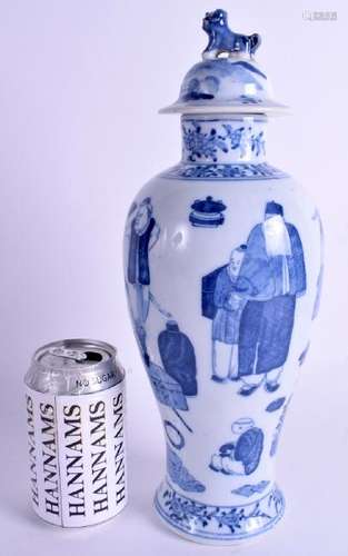 AN EARLY 20TH CENTURY CHINESE BLUE AND WHITE VASE AND