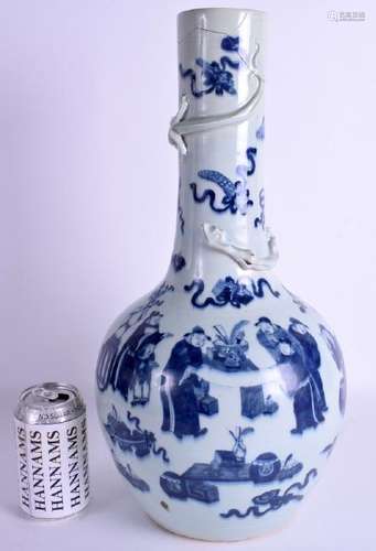 A LARGE 19TH CENTURY CHINESE BLUE AND WHITE CELADON