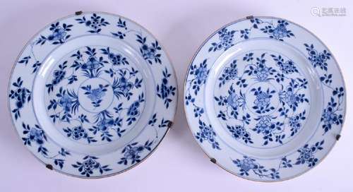 A LARGE PAIR OF 18TH CENTURY CHINESE EXPORT BLUE AND