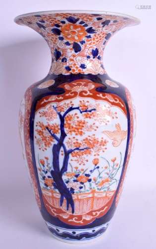 A 19TH CENTURY JAPANESE MEIJI PERIOD IMARI VASE painted