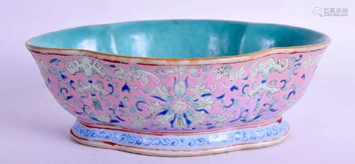 AN EARLY 20TH CENTURY CHINESE FAMILLE ROSE LOBED BOWL