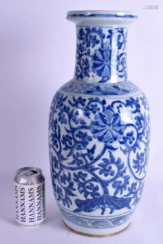 AN 18TH CENTURY CHINESE BLUE AND WHITE ROULEAU VASE