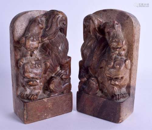 A PAIR OF 19TH CENTURY CHINESE CARVED SOAPSTONE