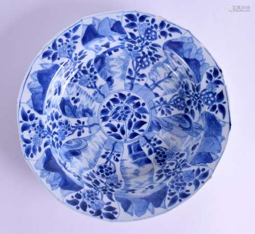 A LARGE 17TH CENTURY CHINESE BLUE AND WHITE PORCELAIN