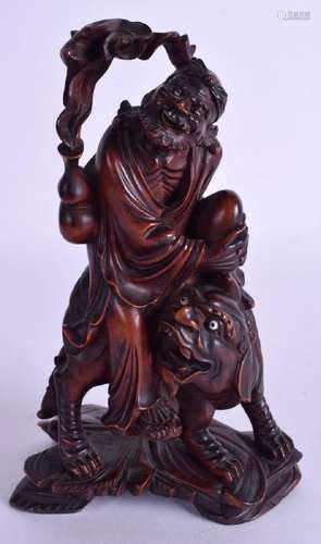 A FINE 19TH CENTURY CHINESE CARVED BOXWOOD FIGURE OF A