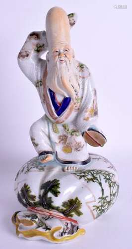 A 19TH CENTURY JAPANESE MEIJI PERIOD PORCELAIN FIGURE