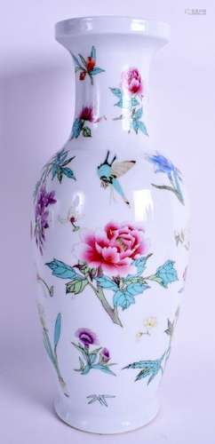 A CHINESE REPUBLICAN PERIOD FAMILLE ROSE VASE painted