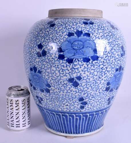 A LARGE17TH/18TH CENTURY CHINESE BLUE AND WHITE