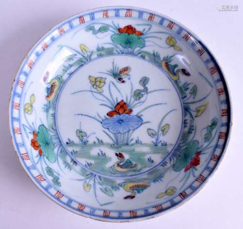 AN EARLY 18TH CENTURY CHINESE DOUCAI PORCELAIN SAUCER