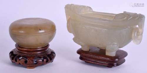 A 19TH CENTURY CHINESE CARVED AGATE BOX AND COVER