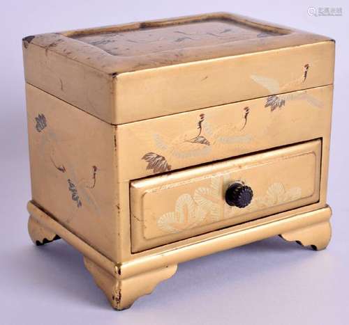 A 19TH CENTURY JAPANESE MEIJI PERIOD GOLD LACQUER BOX