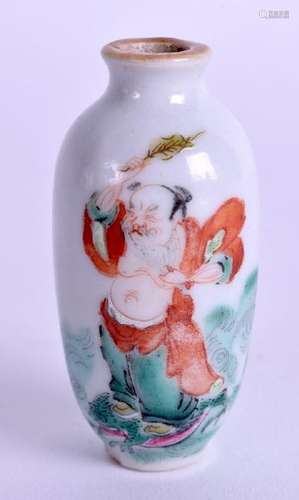 A 19TH CENTURY CHINESE FAMILLE ROSE SNUFF BOTTLE Qing.