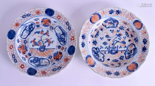 A PAIR OF 17TH/18TH CENTURY CHINESE IMARI SCALLOPED