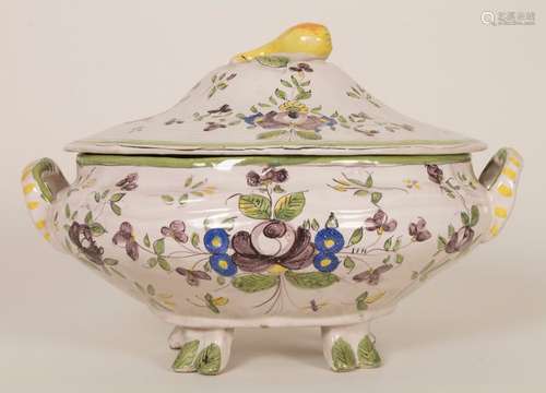 Fayence Deckelterinne / A faience covered tureen, …