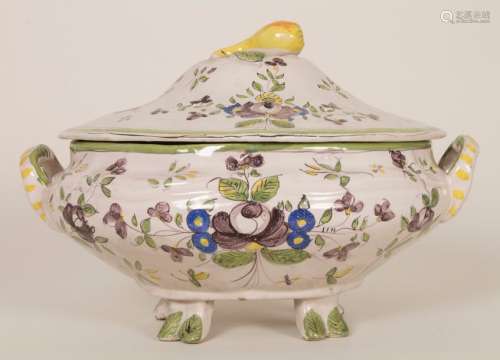 Fayence Deckelterinne / A faience covered tureen, …