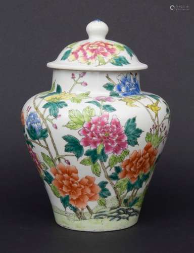 Porzellan Deckelvase / A Lidded Vase, China, 20. J…