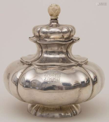 Große Deckeldose / A large lidded silver box, Wien…