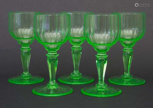 5 Urangläser / 5 uranium glasses, um 1920