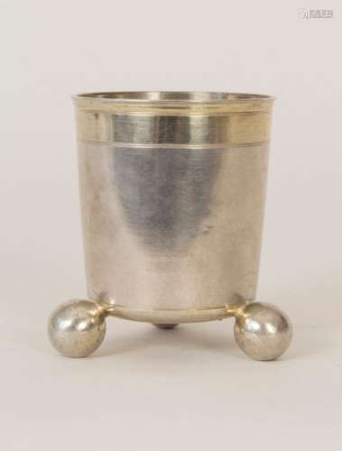 Barock Kugefußbecher / A Baroque silver beaker on …