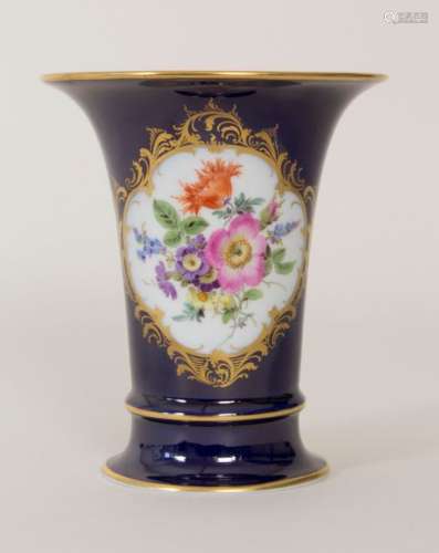 Vase mit Blumenbouquet / A vase with a flower bouq…