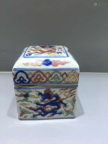 A Chinese Wu-Cai Porcelain Square Box with Cover