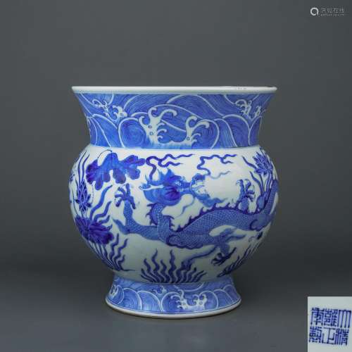 A Chinese Blue and White Porcelain Vase