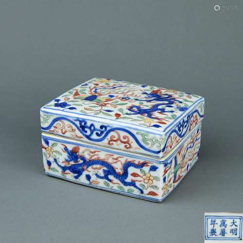 A Chinese Wu-Cai Porcelain Square Box with Cover