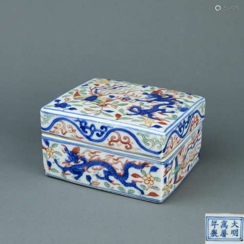 A Chinese Wu-Cai Porcelain Square Box with Cover