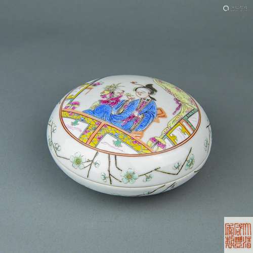 A Chinese Famille-Rose Porcelain Round Box with Cover