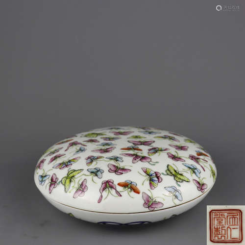 A Chinese Famille-Rose Porcelain Round Box with Cover