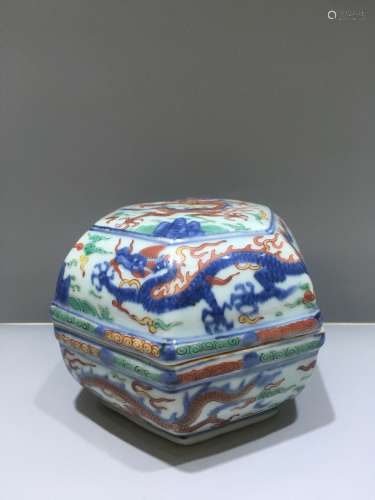 A Chinese Wu-Cai Porcelain Box with Cover