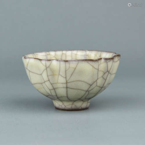 A Chinese Ge-Type Porcelain Tea Cup