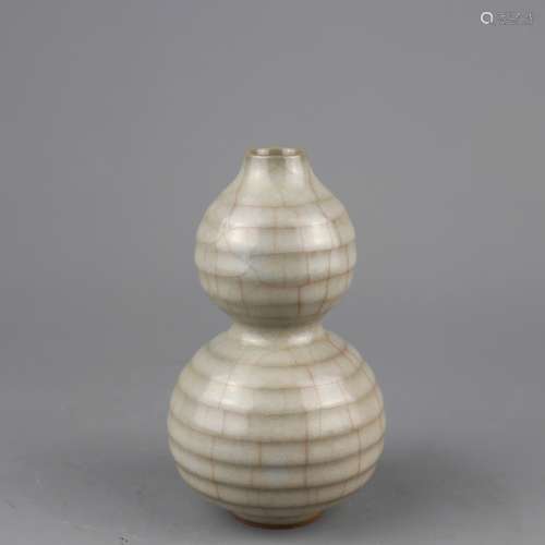 A Chinese Ge-Type Porcelain Double Gourd Vase