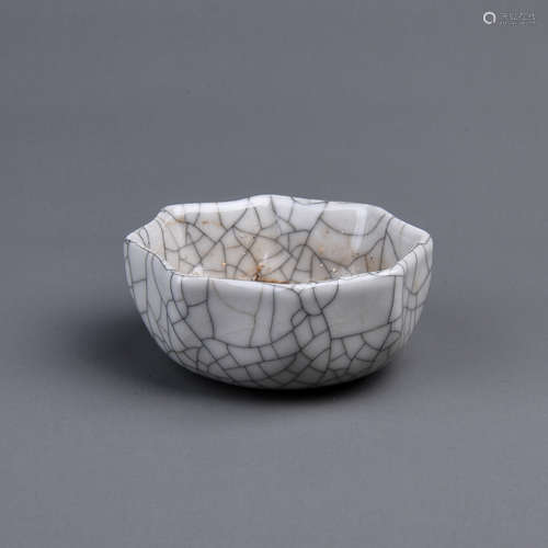 A Chinese Ge-Type Porcelain Cup