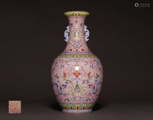 A FAMILLE ROSE EAR VASE WITH FLOWER PATTERNS AND MARKING