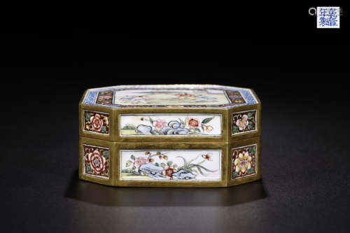 A QIANLONG MARK ENAMELED BOX WITH HUMAN PAINTED