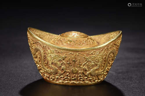 A QIANLONG MARK GILT SILVER INGOT WITH CARVED