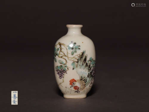 A COLORFUL PORCELAIN SNUFF BOTTLE WITH MARKING