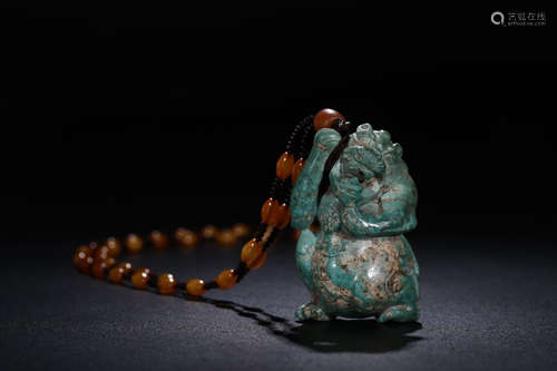 A TURQUOISE STONE BEAST SHAPED PENDANT