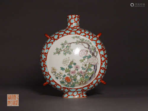 A QIANLONG MARK FAMILLE ROSE PORCELAIN VASE WITH POETRY PAINTED