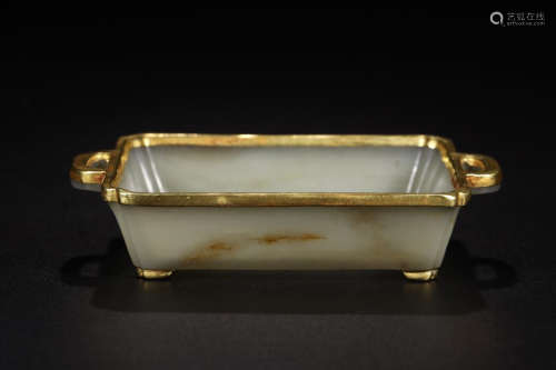 A HETIAN JADE SQUARE BRUSH WASHER WITH GOLD OUTLINE